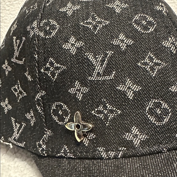 New Fashion Inspired Item - Picture 2 of 6